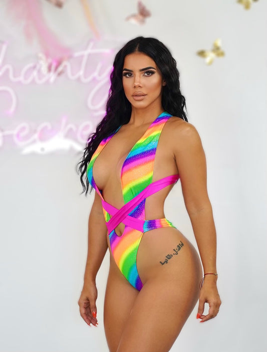 Enjoy an elegant and fitted cut that flatters